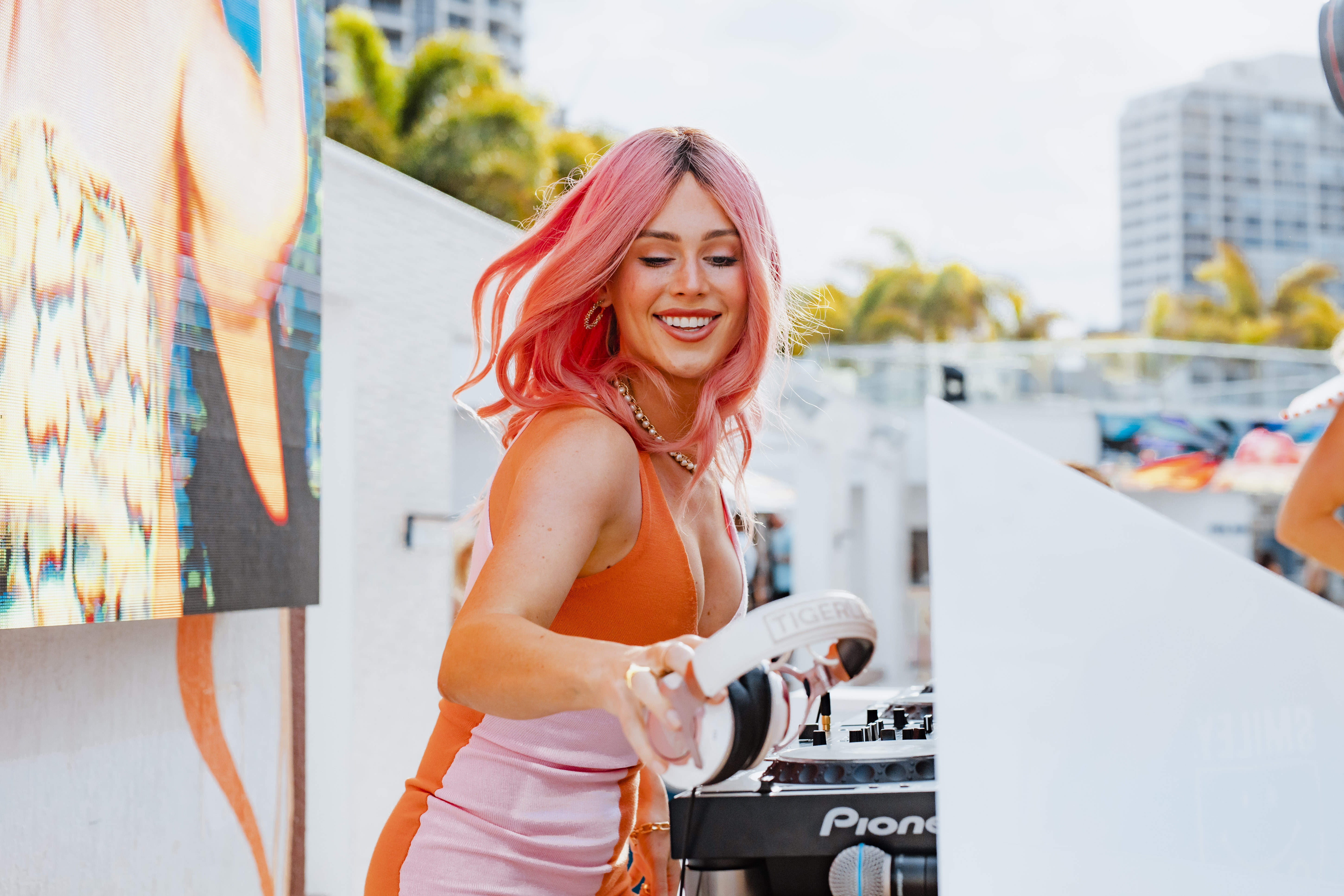 Rooftop daytime set