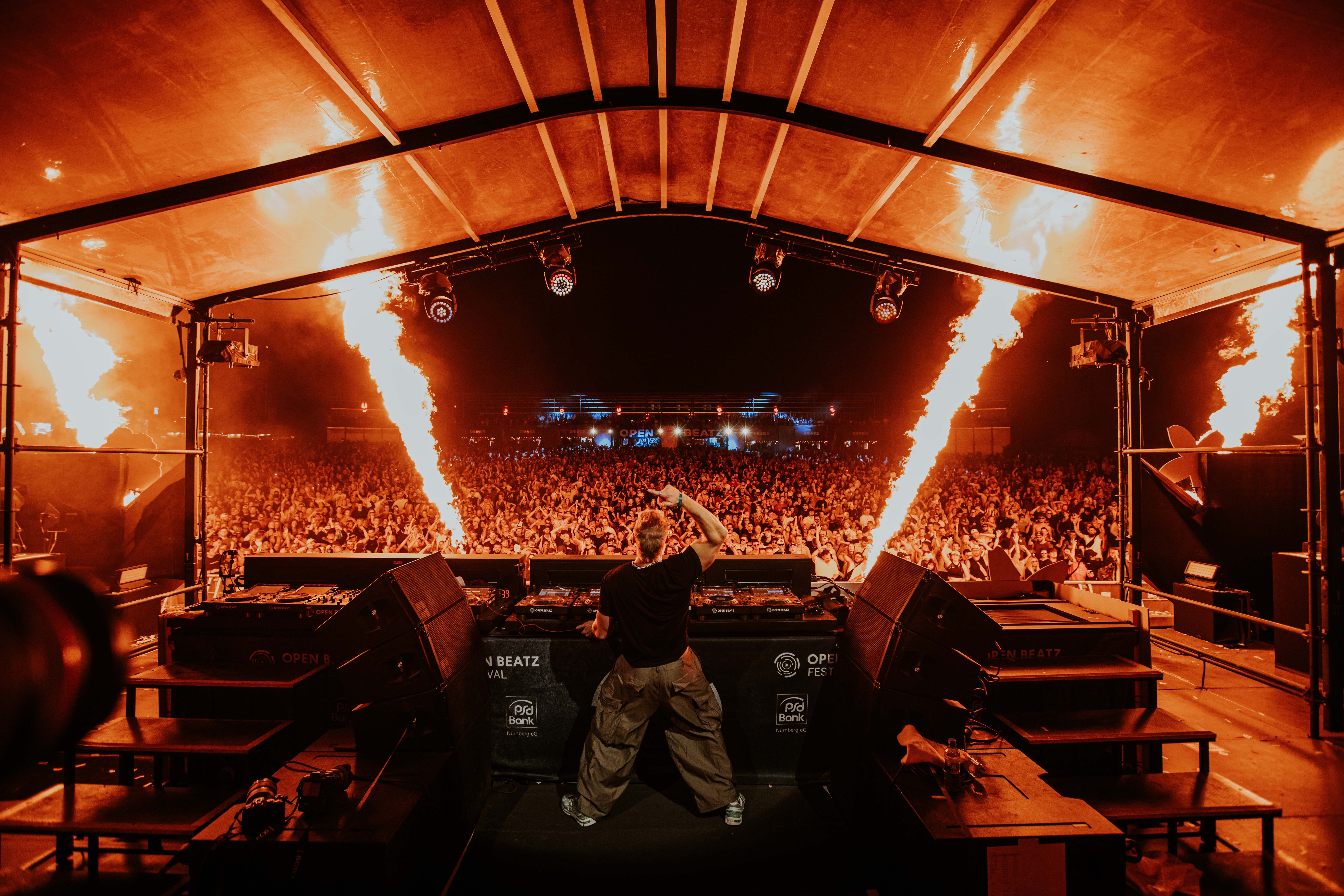 Main stage with flame jets